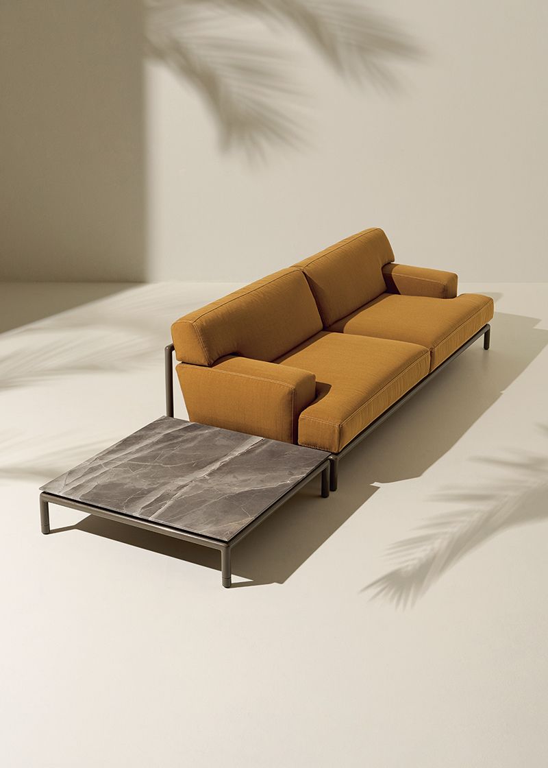 Sofá de la colección Lodge con mesa de centro de mármol Fiori di Bosco en un ambiente elegante y acogedor