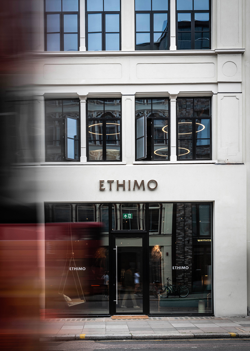 Fachada exterior del showroom Ethimo en Londres